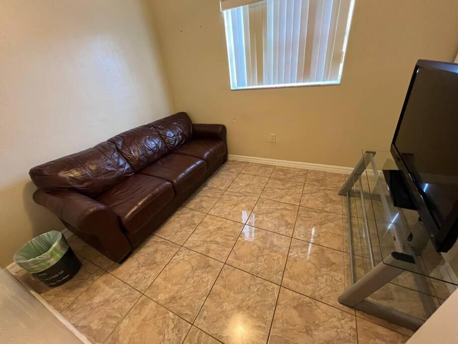 Cheerful 3-Bedroom Home, Free Parking On Premises Miami Gardens Exterior foto